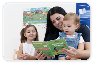 profesora leyendo