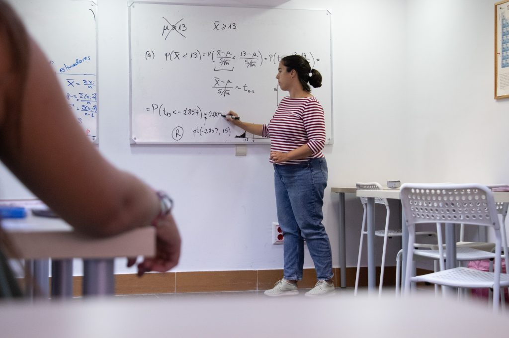 Paula dando clase