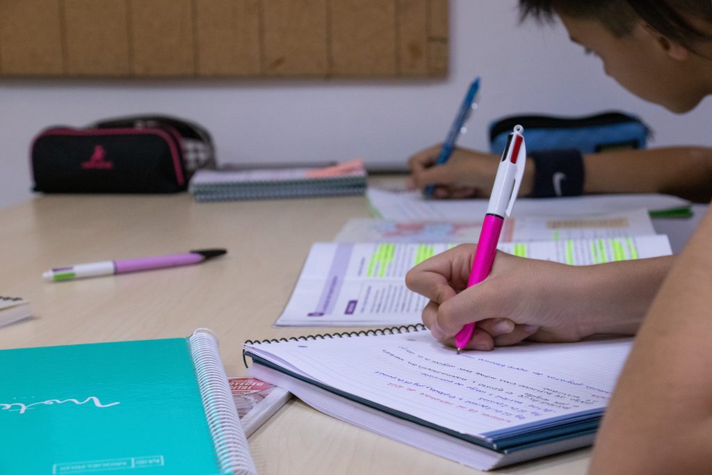 alumnos escribiendo