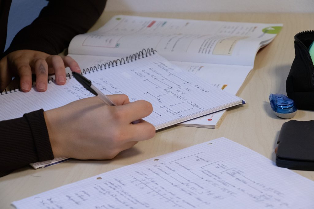 alumnos escribiendo